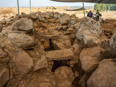 האבן החרותה שנחשפה בחפירה [צילום: יניב ברמן, רשות העתיקות]