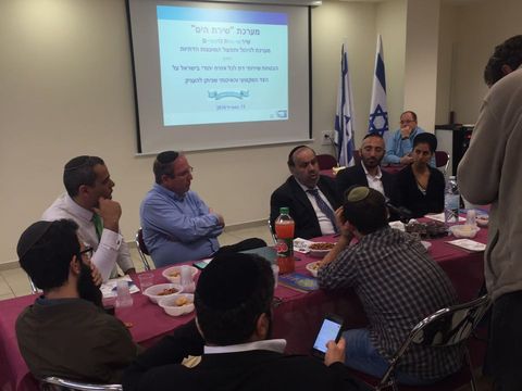 השר והמנכ"ל מציגים את המערכת [צילום: דוברות המשרד לשירותי דת]