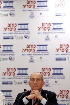 אולמרט בפורום קיסריה [צילום: פלאש 90]