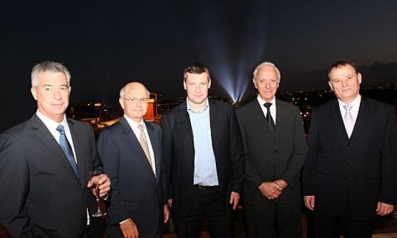 בתמונה מימין: יהודה קראוס &ndash; מנכ"ל מלון דן ירושלים, עמי הירשטיין &ndash; מנכ"ל רשת מלונות דן, שר התיירות סטס מיסז'ניקב, מיקי פדרמן ועמי פדרמן [צילום: סיון פרג&acute;]