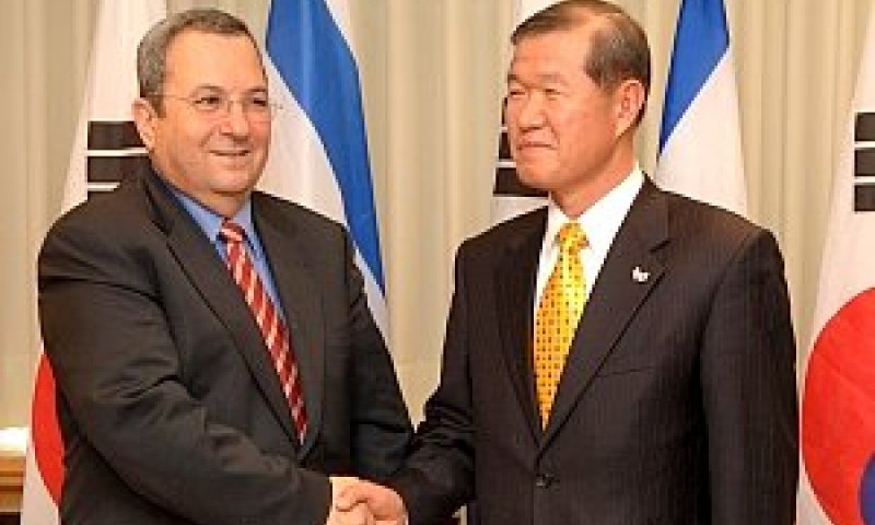 פגישת שר הביטחון אהוד ברק עם סגן שר ההגנה הדרום קוריאני -צוי-וון [צילום: אריאל חרמוני]
