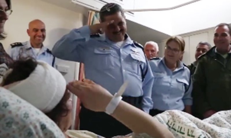 אלשיך ולוחמת מג"ב. 'מצדיע לך'