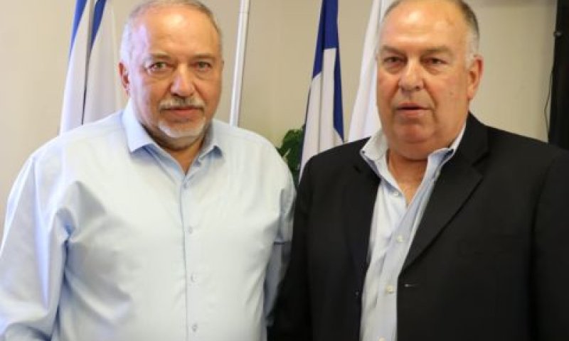 אביגדור ליברמן, דובי אמיתי [צילום: דוברות משרד האוצר]