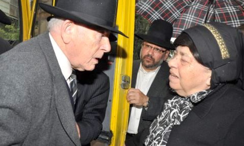 הרבנית מברכת בגשם את אחד הניצולים