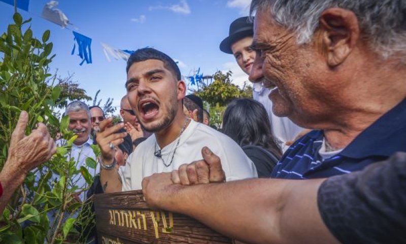 יוסף חיים אוחנה מגיע לביתו בקריית מלאכי [צילום: יוסי אלוני/פלאש 90]