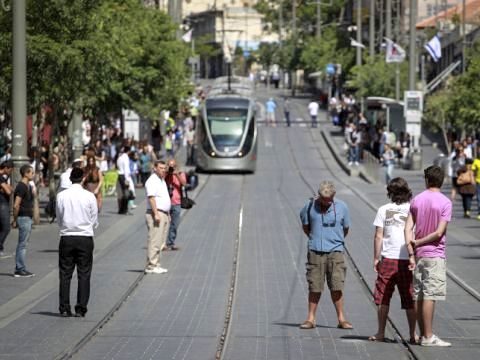 גם ברכבת הקלה בירושלים עוצרים מלכת [צילום: פלאש 90]