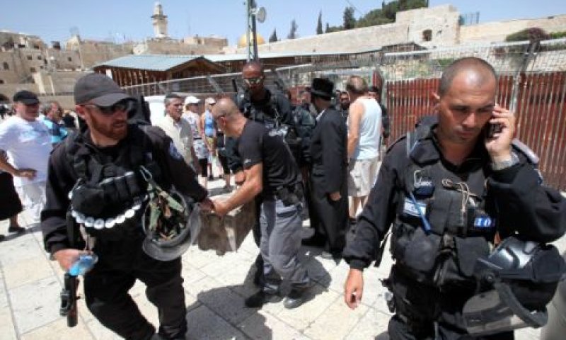 כוחות המשטרה ליד שער המוגרבים אחרי הפריצה להר הבית [צילום: פלאש 90]