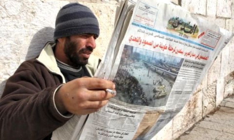 קורא של עיתון אלקודס. קרב על עוגת הפרסום [צילום: פלאש 90]