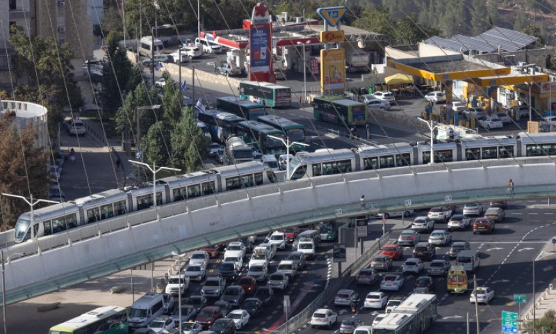 הרכבת הקלה בכניסה לבירה [צילום: נתי שוחט/פלאש 90]