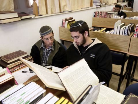 תלמידי ישיבות ההסדר ממשיכים בשירות מקוצר [צילום: פלאש 90]