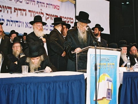 דקות קודם לתקרית, האדמור מסערט ויז'ניץ נואם [צילום: שוקי לרר]