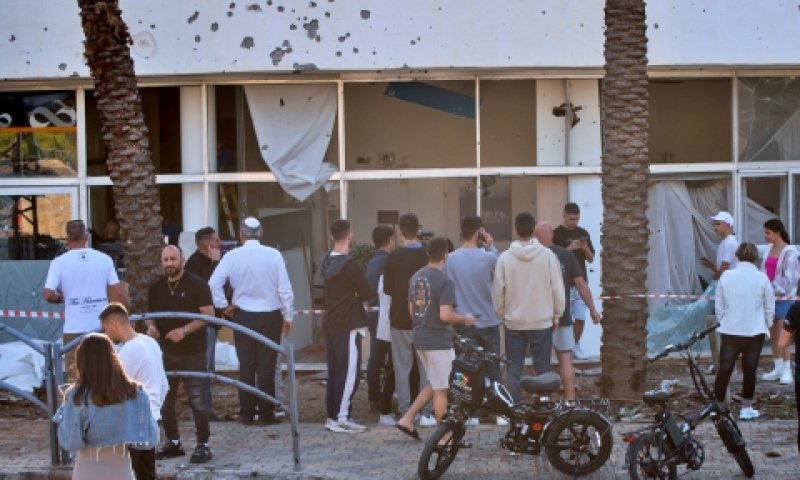 פגיעת רקטה במרכז המסחרי של שלומי, אתמול [צילום: אייל מרגולין, פלאש 90]