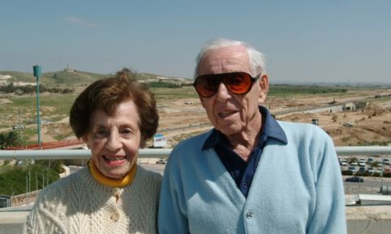 ד"ר הווארד ולוטי מרקוס ז"ל בביקורם בשנת 2005 בקמפוס אשר נקרא על שמם [צילום: דני מכליס]