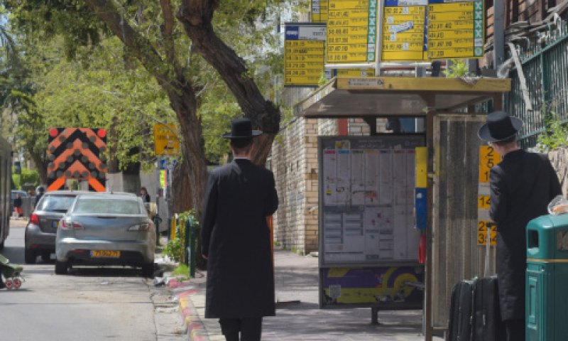 תחנת אוטובוס בבני ברק [צילום: אבשלום ששוני/פלאש 90]