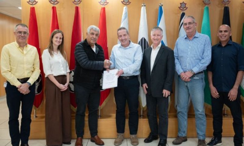 מנכ"ל משרד הביטחון יחד עם חברי הוועדה ובכירים נוספים [צילום: אגף דוברות וקשרי ציבור במשרד הביטחון]