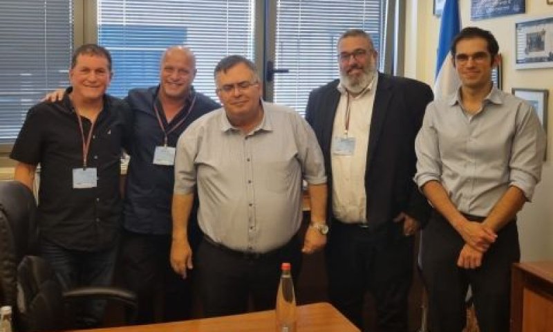חברי הנהגת התאגדות נהגי המוניות בפורום העצמאיים והפרילנסרים עם דוד ביטן