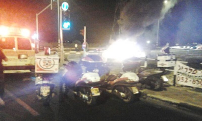 הרכב נעצר ברמזור והתפוצץ [צילום: דוברות כבאות והצלה]