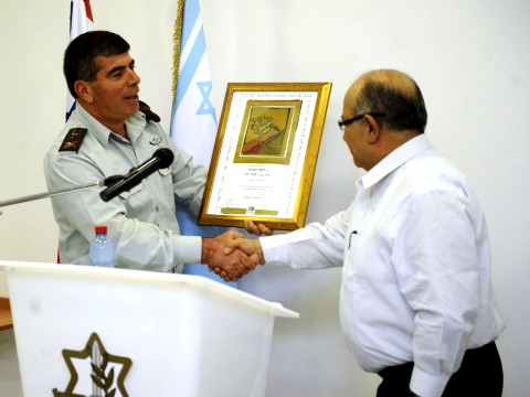 הענקת המתנה למאיר דגן [צילום: דו"צ]