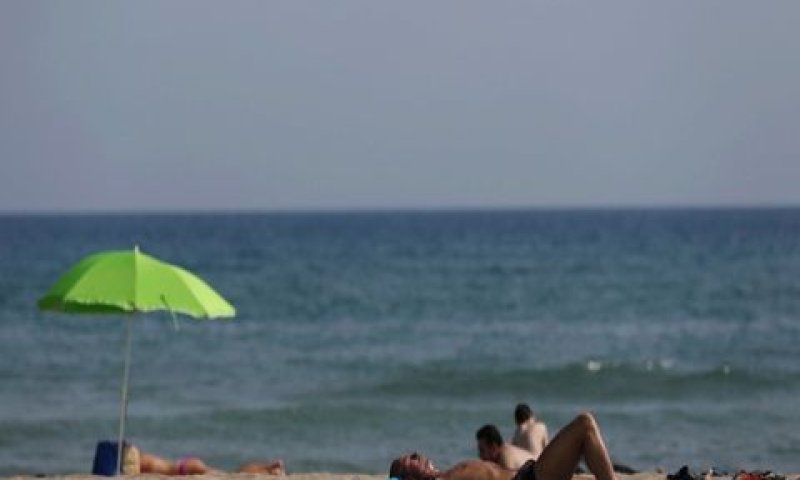 תיירים בחוף הים בספרד [צילום: Manu Fernandez/AP Photo]