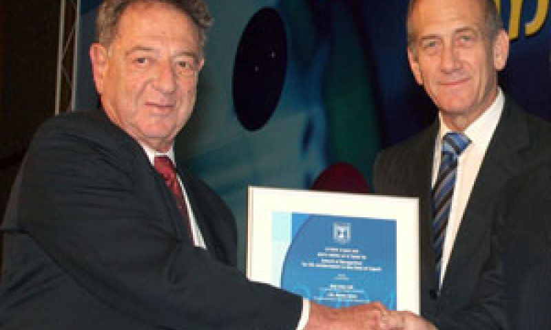 קרת מקבל מאולמרט כשר התמ"ת את פרס היצואן המצטיין [צילום: התעשיה האוירית]