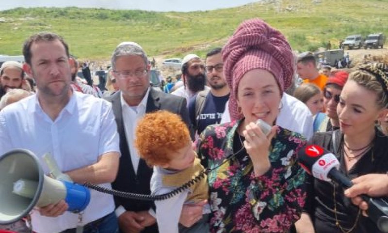 אתיה דימנטמן אלמנתו של יהודה דימנטמן הי"ד, ראש מועצת שומרון יוסי דגן והח"כים בראש צעדת חומש [צילום: מועצה אזורית שומרון]