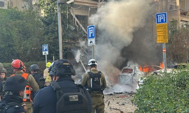 פגיעה במבנה בתל אביב ובמכוניות [צילום: חמל מד"א]