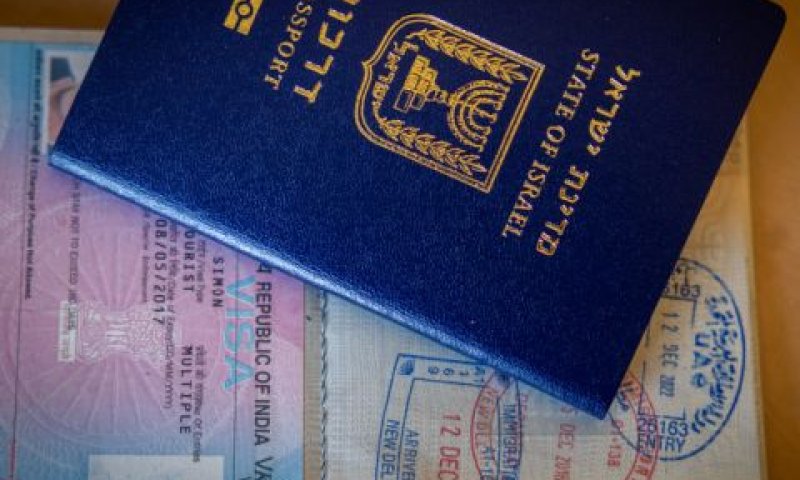 דרכון ישראלי. ניצול לרעה מצד מהגרים [צילום: נתי שוחט/פלאש 90]