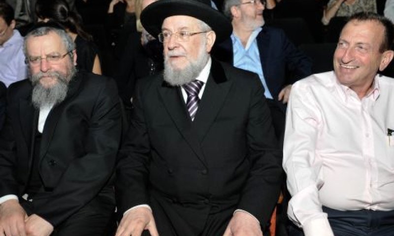 רון חולדאי, הרב ישראל מאיר לאו והרב אלימלך פירר [צילום: וי פי אר]