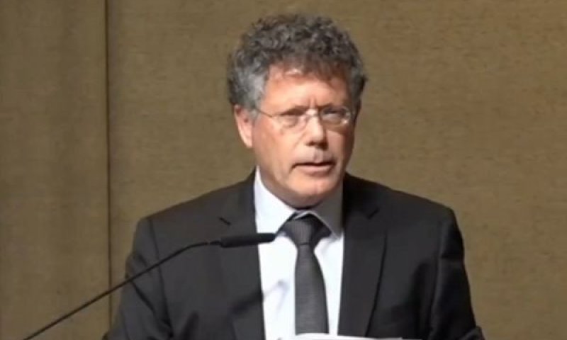 עמית. "לא יד אחות, אלא הפניית עורף"